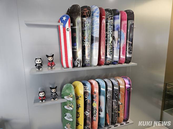 펍지 성수 A동 1층 루트 스토어에 있는 스케이트보드. 송한석 기자