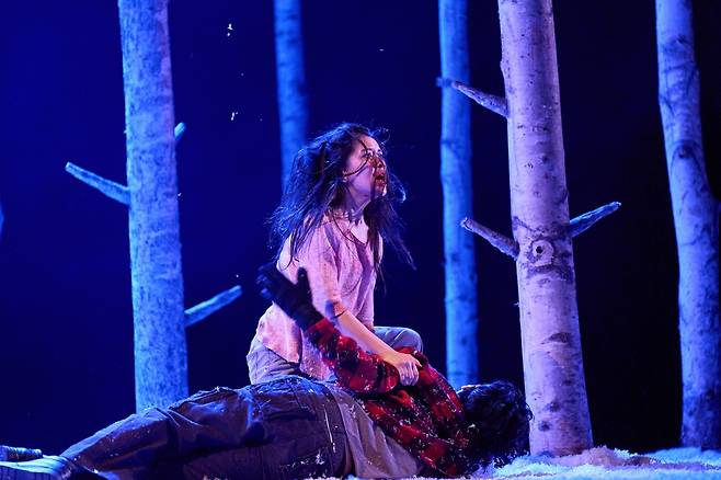 연극 ‘렛미인’은 뱀파이어 소녀 일라이와 왕따 당하는 소년 오스카의 사랑 이야기를 담았다. 일라이가 극 중에서 흡혈하는 장면.    (c)신시컴퍼니