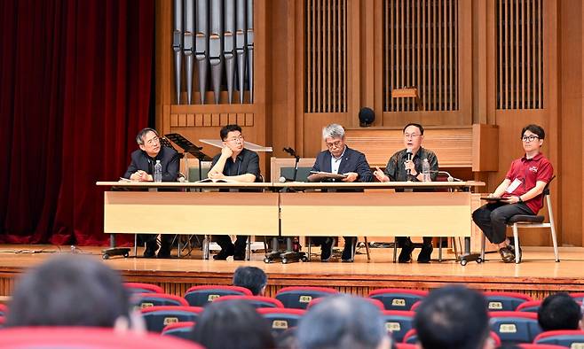 예장통합 파송 김동찬(오른쪽 두 번째) 선교사가 10일 서울 광진구 장로회신학대에서 진행된 패널토의에서 발언하고 있다. 신석현 포토그래퍼