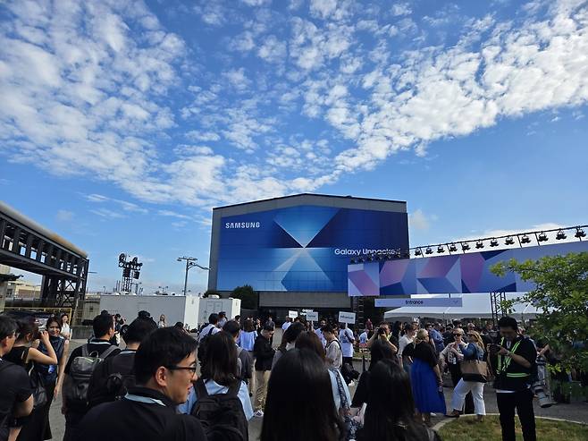 9일(현지시간) 미국 뉴욕 브루클린 듀갈 그린하우스에서 열린 '갤럭시 언팩 2025' 행사에 관람객들이 입장하고 있다. 뉴욕=김지훈 기자