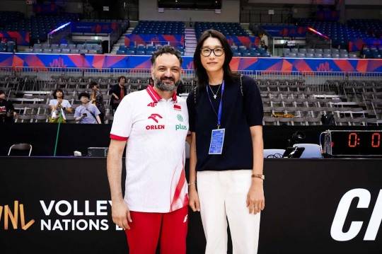 라바리니 폴란드 여자배구 대표팀 감독(왼쪽)과 만난 김연경. 사진[연합뉴스]