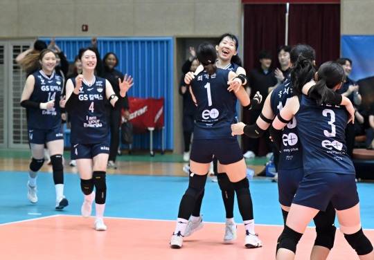 우승 확정 후 기뻐하는 GS칼텍스 선수들. 사진[연합뉴스]