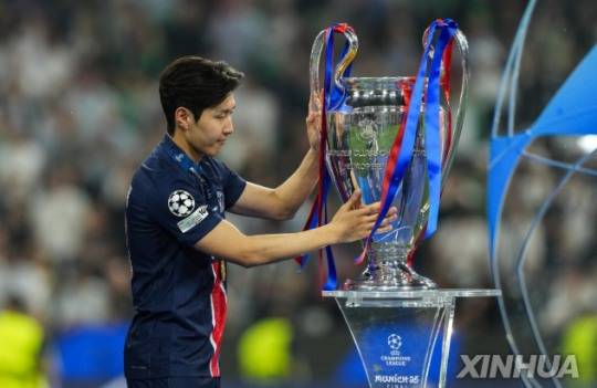 UCL 트로피 만지는 이강인. 사진[신화=연합뉴스]