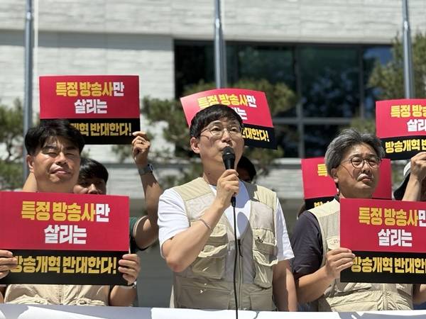 ▲ 10일 오전기자회견 발언에 나선 조기호 전국언론노조 SBS본부장. 사진=윤유경 기자.