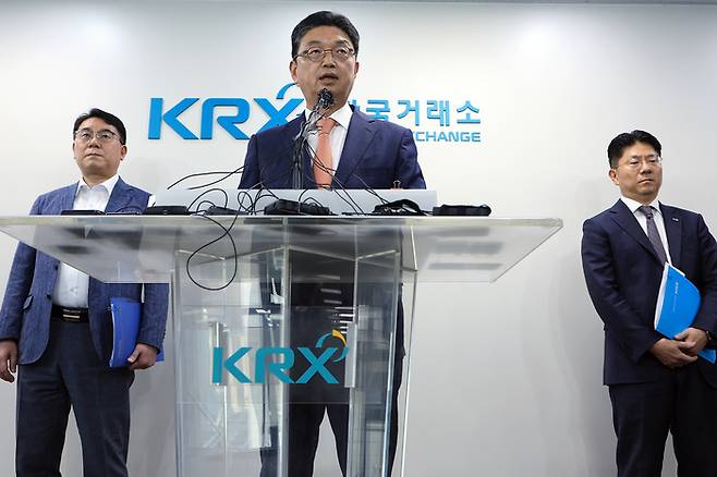 이윤수 증권선물위원회 상임위원이 9일 오전 서울 여의도 한국거래소 브리핑룸에서 자본시장 불공정거래 근절 실천방안 합동브리핑을 하고 있다. 왼쪽부터 이승우 금융감독원 부원장보, 이 상임위원, 김홍식 한국거래소 시장감시위원장. [사진 = 뉴스1]