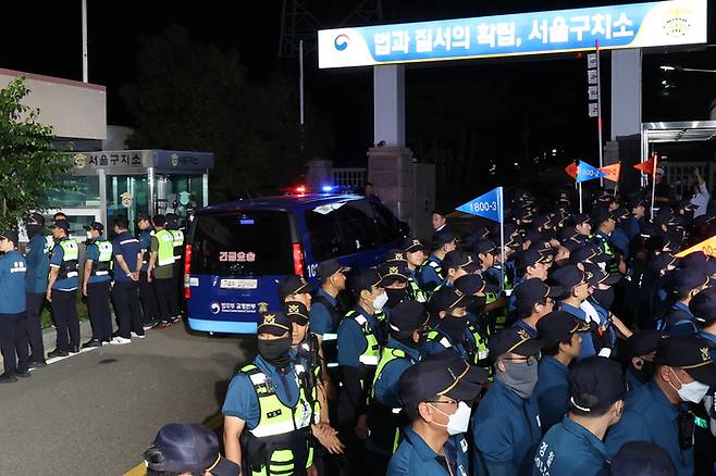 구속 전 피의자 심문(영장실질심사)을 마친 윤석열 전 대통령이 탑승한 차량이 9일 경기도 의왕시 서울구치소로 들어가고 있다. [사진 출처 = 연합뉴스]