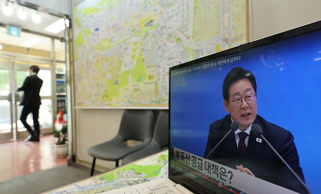 3일 서울 반포의 한 부동산중개업소에서 이재명 대통령의 첫 기자회견 방송이 나오고 있다. / 사진=매경DB