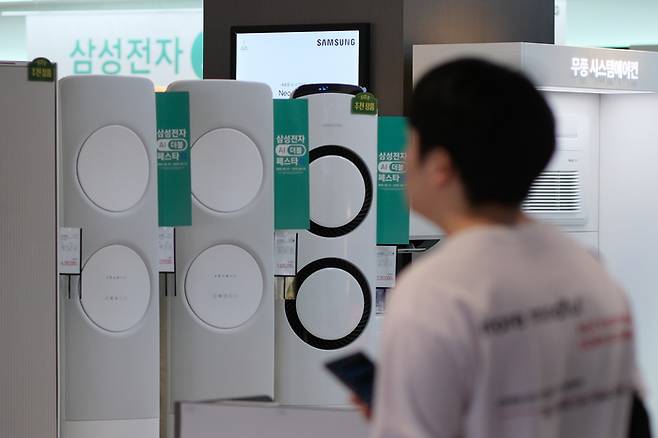 서울 시내 대형마트에서 시민들이 에어컨 및 냉방용 가전제품을 살펴보고 있다. [사진 출처 = 연합뉴스]
