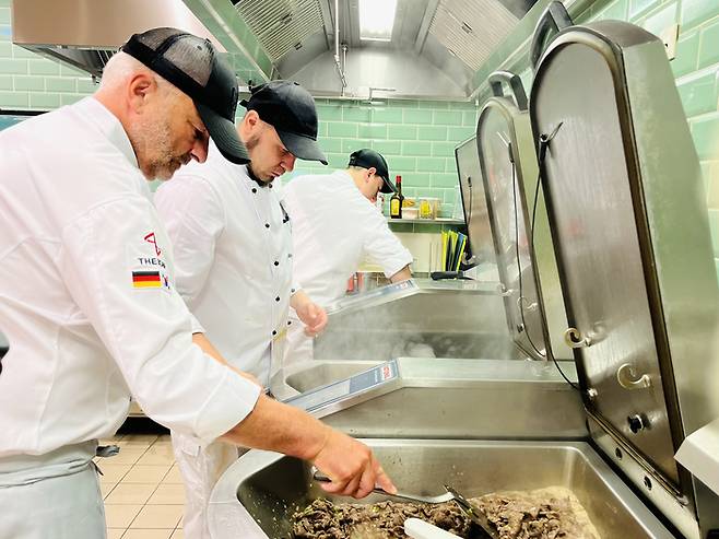 독일 글로버스 현지 조리사들의 조리하는 모습. [사진 출처 = 더본코리아]