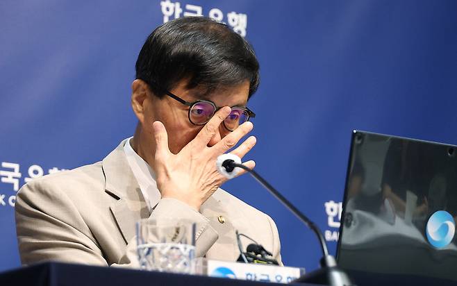 이창용 한국은행 총재가 10일 서울 중구 한국은행에서 열린 기자간담회에서 안경을 고쳐 쓰고 있다. 한은 금융통화위원회는 이날 기준금리를 연 2.50%로 동결했다.   사진공동취재단