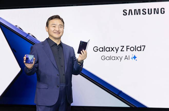 노태문 삼성전자 DX부문장 직무대행이 9일(현지시간) 미국 뉴욕 브루클린 듀갈 그린하우스에서 열린 ‘갤럭시 언팩 2025’ 행사에서 갤럭시 Z 폴드7과 Z 플립7을 공개하고 있다. <삼성전자>