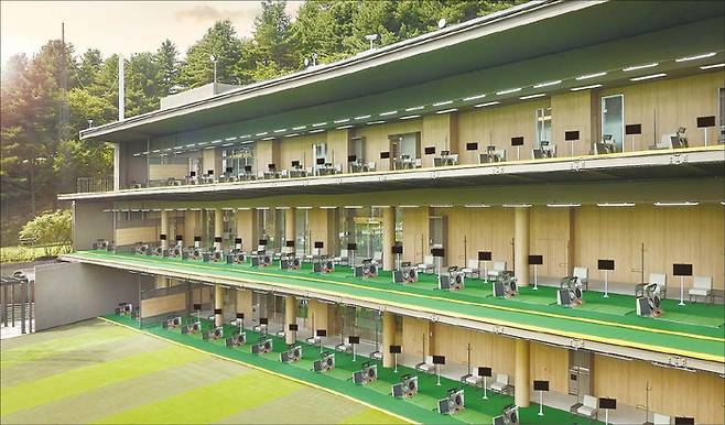 워커힐은 최근 대형 연습 타석을 갖춘 프리미엄 연습장 ‘워커힐 골프클럽’을 선보였다. (워커힐 제공)