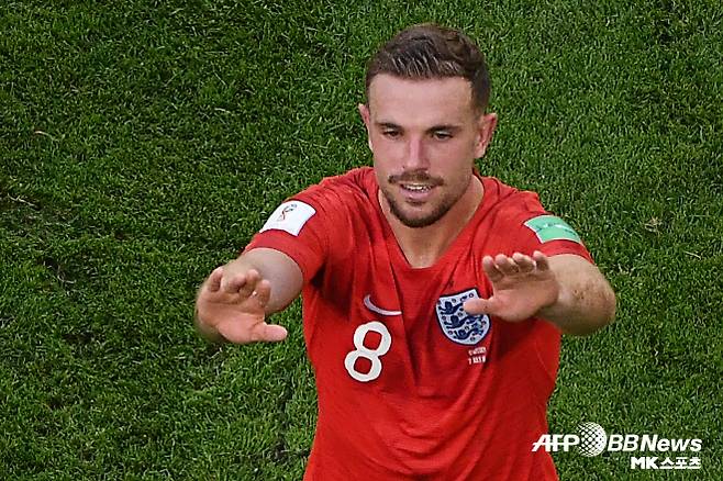 조던 헨더슨(35·잉글랜드)이 프로 생활을 시작한 선덜랜드 AFC(잉글랜드) 복귀를 검토하고 있다. 영국 ‘스카이스포츠’는 7월 10일 “헨더슨이 AFC 아약스(네덜란드)를 떠난다”며 “헨더슨은 아약스와의 계약을 1년 연장할 수 있는 선택지가 있었지만, FA를 선택했다”고 전했다. 매체는 이어 “최소한 두 개 이상의 잉글랜드 프리미어리그(EPL) 클럽이 헨더슨 영입에 관심을 보인다. 헨더슨은 토마스 투할 감독이 이끄는 잉글랜드 대표팀에 복귀한 상태다. 헨더슨은 내년 여름 2026 북중미 월드컵 출전에 강한 의지를 나타내고 있다. 헨더슨은 세계 최고의 리그인 EPL로 돌아오길 희망한다”고 했다. 사진=AFPBBNews=News1