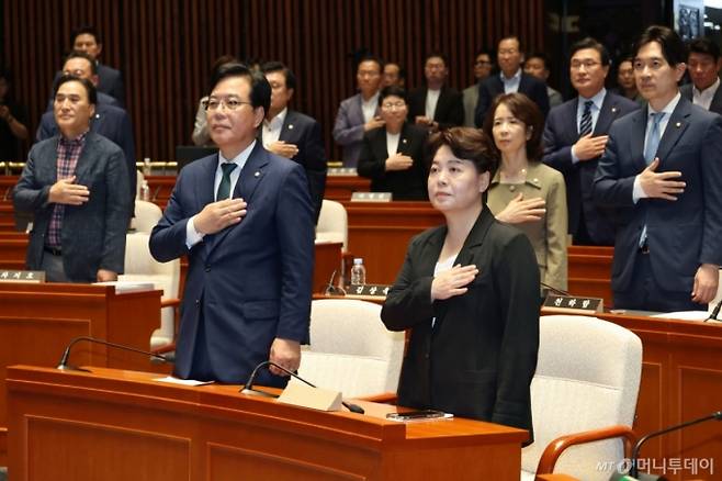 (서울=뉴스1) 이광호 기자 = 송언석 국민의힘 비상대책위원장 겸 원내대표와 윤희숙 혁신위원장이 9일 오후 서울 여의도 국회에서 열린 의원총회에서 국민의례를 하고 있다.  2025.7.9/뉴스1  Copyright (C) 뉴스1. All rights reserved. 무단 전재 및 재배포,  AI학습 이용 금지. /사진=(서울=뉴스1) 이광호 기자