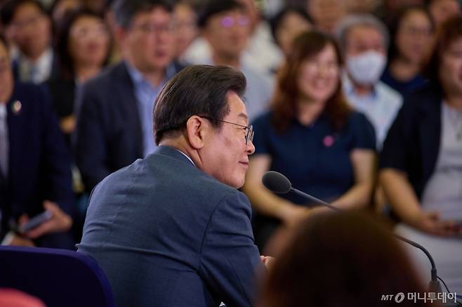 (서울=뉴스1) 이재명 기자 = 이재명 대통령이 4일 대전 유성구 대전컨벤션센터에서 열린 ‘충청에서 듣다, 충청 타운홀 미팅’에서 참석자들의 발언을 듣고 있다. (대통령실 제공. 재판매 및 DB 금지) 2025.7.4/뉴스1 Copyright (C) 뉴스1. All rights reserved. 무단 전재 및 재배포, AI학습 이용 금지. /사진=(서울=뉴스1) 이재명 기자