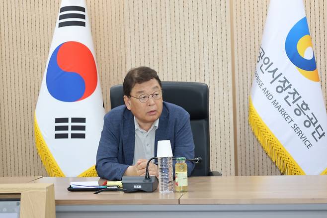 소진공은 공단본부에서 ‘소상공인 부담경감 크레딧’ 접수 개시를 앞두고 사전점검을 실시했다. 사진은 사전점검 회의를 실시하고 있는 박성효 이사장(오른쪽 가운데) ./사진=소진공 제공.