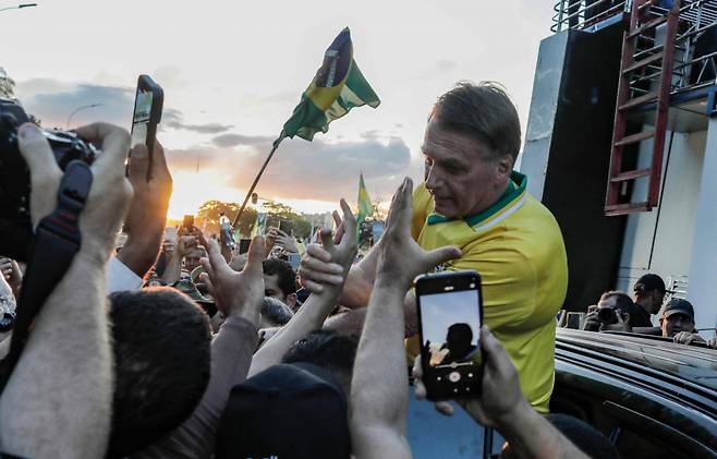 자이르 보우소나루 전 브라질 대통령(2019~2022년)이 7일(현지시간) 브라질리아에서 극우 폭력 시위대의 사면을 요구하는 거리 행진에서 지지자들과 악수하며 인사하고 있다.  /AFPBBNews=뉴스1