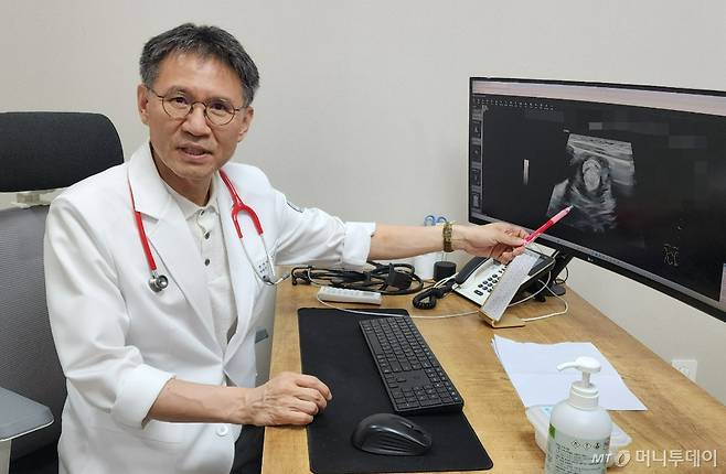 8일 경기도 의정부시 튼튼어린이병원에서 만난 최용재 병원장(대한소아청소년병원협회장)이 지난 1일 이 병원에 실려온 장중첩증 환아의 초음파 사진을 보여주며 병변을 설명하고 있다. 장이 도넛처럼 동그랗게 말렸다./사진=정심교 기자