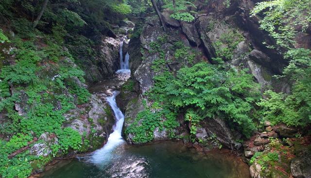 경기 가평의 적목 용소. 심산유곡 같지만, 가평에서 화천으로 넘어가는 75번 국도 옆으로 열 걸음이 채 안 되는 곳에 있다.