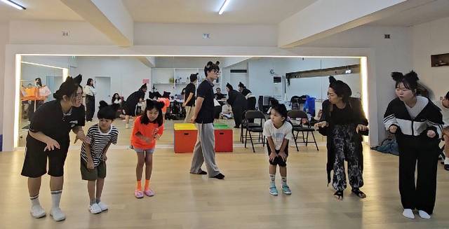 청각장애 아동·청소년 연극단 ‘옥탑방달팽이’ 단원들이 성인 배우들과 함께 9일 창작극 ‘미로의 백화점’ 공연 연습을 하고 있다. 사랑의달팽이 제공