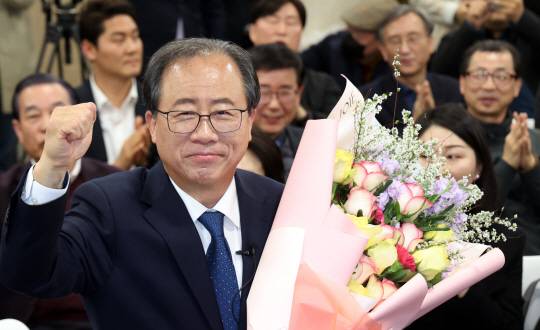 부산교육감 재선거가 치러진 지난 4월 2일 김석준 교육감(당시 후보)이 당선이 유력해지자 손을 들고 지지자들에게 인사하고 있다. 뉴시스