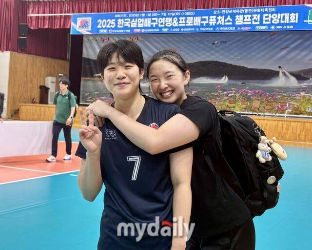 즐겁게 함께 사진을 촬영한 손혜진(7번)과 송은채./단양=김희수 기자