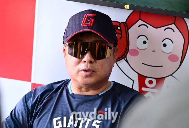 2025년 6월 11일 오후 경기도 수원시 KT위즈파크에서 '2025 신한 SOL뱅크 KBO 리그' 롯데 자이언츠와 KT위즈의 경기가 열렸다. 롯데 김태형 감독이 취재진들과 이야기를 나누고 있다./마이데일리