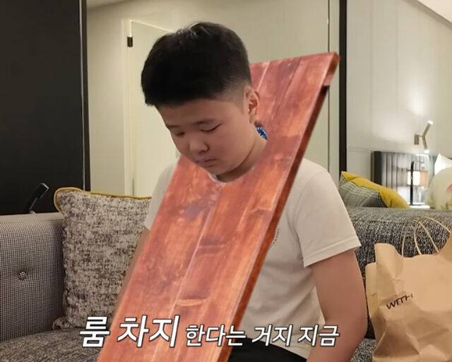 준우가 호텔에 있는 조명을 깨고 반성했다. / 유튜브 'A급 장영란' 캡처