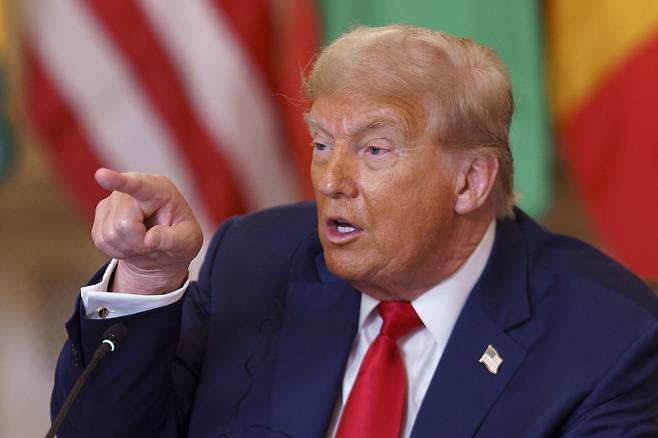 도널드 트럼프 미국 대통령이 9일(현지시간) 워싱턴 DC 백악관에서 아프리카 지도자들과 회담을 하고 있다. [EPA]