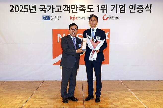 정인국 케이카 사장(오른쪽)이 지난 9일 서울 롯데호텔에서 열린 시상식에서 한국생산성본부 박성중 회장과 기념 촬영을 하고 있다. [케이카 제공]