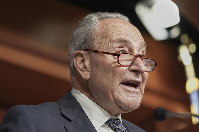 척 슈머 미국 연방 상원 민주당 원내대표가 지난 화요일 워싱턴에서 열린 OBBB 법안 관련 기자회견에서 연설을 하고 있다. [AP]