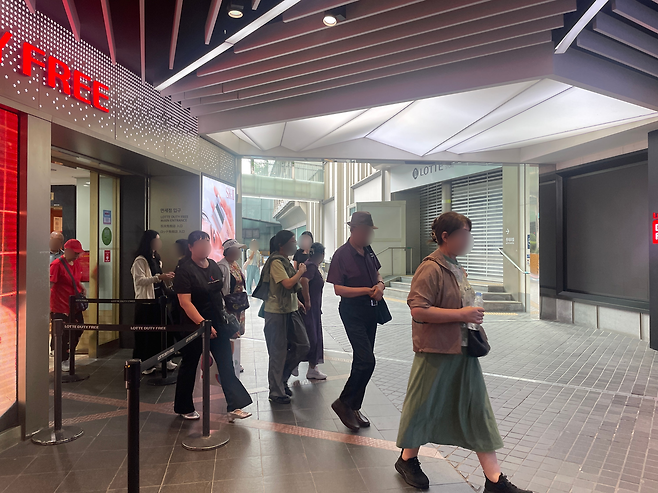 롯데면세점(왼쪽)을 방문한 외국인 관광객. 맞은 편 1층 스타에비뉴는 현재 유니클로 입점 공사가 진행 중이다. 전새날 기자