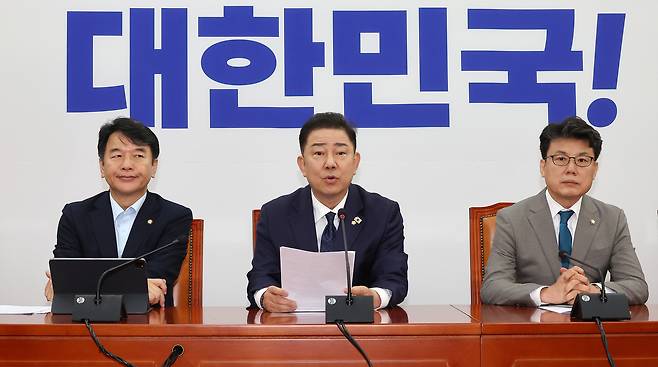 김병기 더불어민주당 당대표 직무대행 겸 원내대표(가운데)가 10일 국회에서 열린 정책조정회의에서 발언하고 있다. [연합]