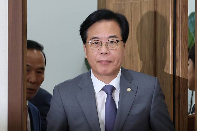 송언석 국민의힘 비대위원장 겸 원내대표가 10일 서울 여의도 국회에서 열린 비상대책위원회의에 참석하고 있다. [연합]