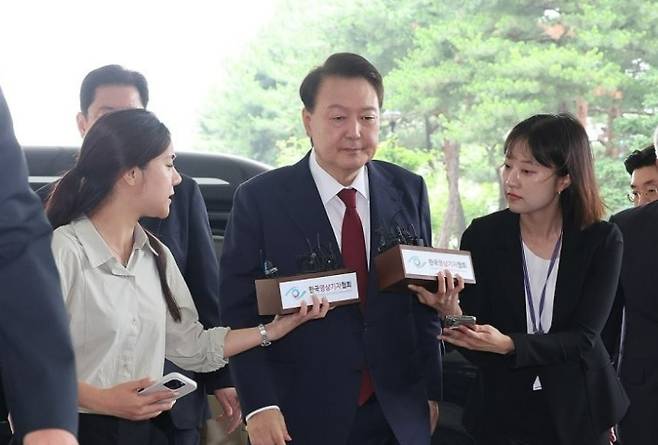 윤석열 전 대통령이 지난달 28일 내란특검 조사를 받기 위해 서울 서초구 서울고검 청사로 출석하고 있다. 지하주차장 출입을 고집했던 윤 전 대통령이 별다른 저항없이 현관으로 출석하는 모습은 특검이 수사의 주도권을 쥔 상징적인 장면으로 꼽힌다. [공동취재]