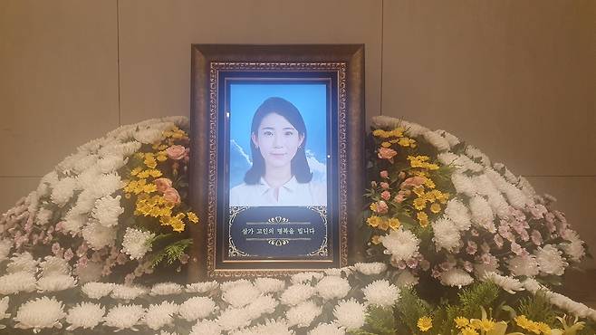 고 권나은 씨의 빈소 모습. 영정이 국화로 장식돼 있다(본지는 유족의 동의를 받아 사진을 공개합니다).  [권나은 씨 유족 제공]