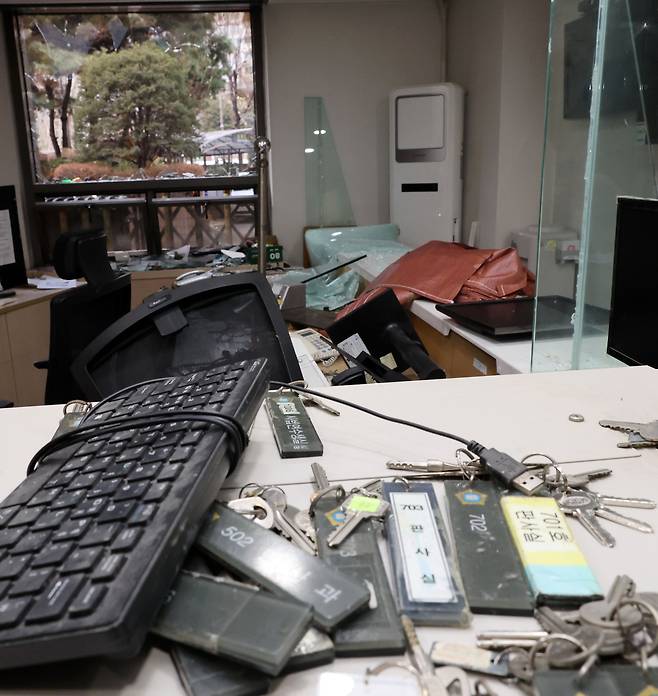 지난 1월 19일 오후 서부지법 내부의 한 사무실과 집기류 등이 파손된 현장의 모습. [연합]