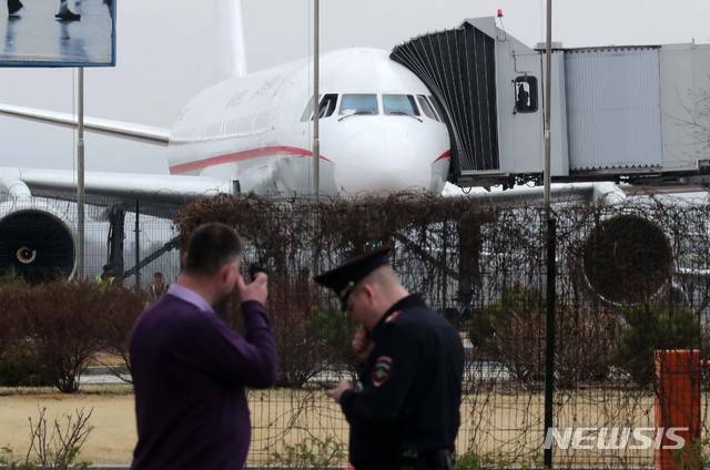 [블라디보스토크(러시아)=뉴시스] 러시아 항공당국은 9일(현지 시간) 자국 노르드윈드 항공사의 북한 평양~러시아 모스크바 정기 직항편 노선 운항을 허가했다. 사진은 지난 2019년 4월23일(현지 시간) 북러 정상회담을 앞두고 러시아 블라디보스토크 공항에 도착한 고려항공 여객기에서 북한 관계자들이 짐을 내리고 있는 모습. 2025.07.10.