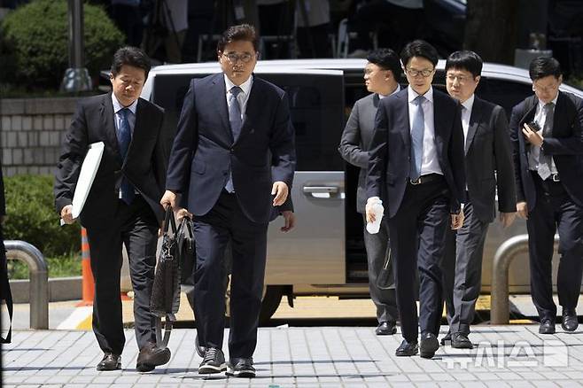 [서울=뉴시스] 사진공동취재단 = 12·3 비상계엄과 관련해 특검의 수사하는 조은석 내란 특별검사팀 박억수 특검보가 9일 서울 서초구 서울중앙지법에서 열린 윤석열 전 대통령 영장실질심사에 출석하고 있다. 2025.07.09. photo@newsis.com