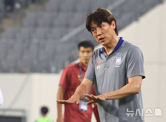 [용인=뉴시스] 박주성 기자 = 홍명보 한국 축구국가대표팀 감독이 지난 7일 경기 용인 미르스타디움에서 열린 2025 EAFF(동아시아축구연맹) E-1 챔피언십(동아시안컵) 한국 대 중국과 경기에서 전술지시를 하고 있다. 2025.07.07. park7691@newsis.com