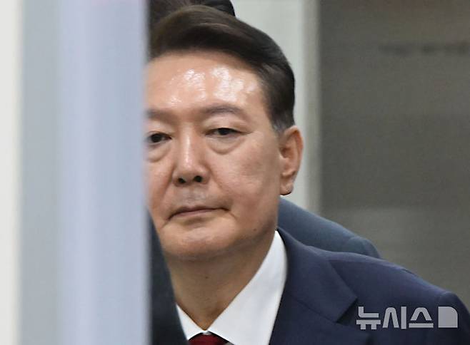 [서울=뉴시스] 사진공동취재단 = 윤석열 전 대통령이 9일 서울 서초구 서울중앙지법에서 열린 직권남용 등 혐의 영장실질심사(구속 전 피의자 심문)를 마친 뒤 대기 장소인 서울구치소로 이동하기 위해 법원을 나서고 있다. 12·3 비상계엄 사태의 '정점'으로 조은석 특별검사가 이끄는 내란 특검팀에 구속영장이 청구된 윤 전 대통령은 지난 1월 18일 내란우두머리 등 혐의 영장실질심사를 받은 지 172일 만에 재구속 기로에 서게 됐다. 2025.07.09. photo@newsis.com