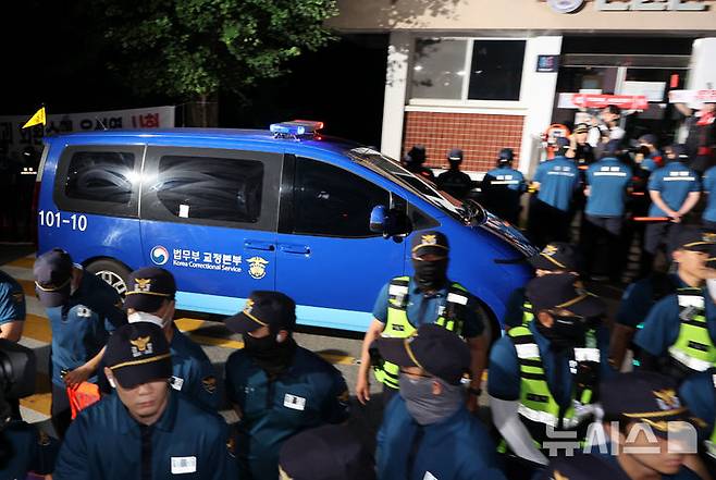 [서울=뉴시스] 배훈식 기자 = 윤석열 전 대통령을 태운 법무부 호송차량이 9일 오후 경기 의왕시 서울구치소로 들어가고 있다. 윤 전 대통령은 이날 서울중앙지방법원에서 열린 직권남용 등 혐의 영장실질심사(구속 전 피의자 심문)를 마친 뒤 영장 발부 여부를 기다리기 위해 서울구치소로 이동했다. 2025.07.09. dahora83@newsis.com