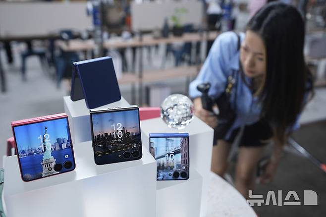 [뉴욕=AP/뉴시스] 지난 7일(현지 시간) 미국 뉴욕에서 열린 삼성전자 프리뷰 행사에서 '갤럭시 Z 플립7'이 전시돼 있다. 2025.07.10.