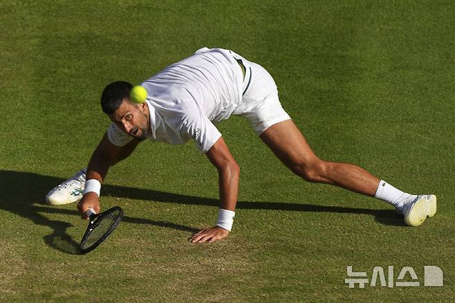[런던=AP/뉴시스] 노바크 조코비치(6위·세르비아)가 9일(현지 시간) 영국 런던 올잉글랜드 클럽에서 열린 2025 윔블던 테니스 대회 남자 단식 8강전에서 플라비오 코볼리(24위·이탈리아)와 경기하고 있다. 조코비치가 3-1(6-7 6-2 7-5 6-4)로 승리하고 4강에 올라 얀니크 신네르(1위·이탈리아)와 결승 진출을 다툰다. 2025.07.10.