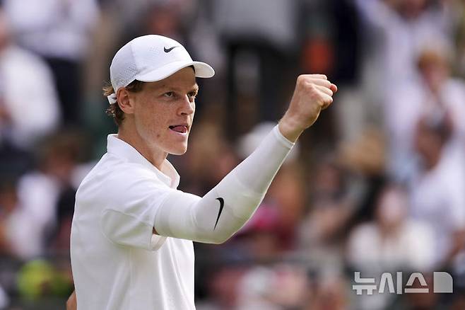 [런던=AP/뉴시스] 얀니크 신네르(1위·이탈리아)가 9일(현지 시간) 영국 런던 올잉글랜드 클럽에서 열린 2025 윔블던 테니스 대회 남자 단식 8강전에서 벤 셸턴(10위·미국)을 물리친 후 세리머니하고 있다. 신네르가 3-0(7-6<7-2> 6-4 6-4)으로 승리하고 4강에 올라 노바크 조코비치(6위·세르비아)와 결승 진출을 다툰다. 2025.07.10.