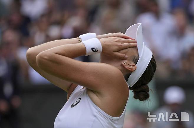 [런던=AP/뉴시스] 벨린다 벤치치(35위·스위스)가 9일(현지 시간) 영국 런던 올잉글랜드 클럽에서 열린 2025 윔블던 테니스 대회 여자 단식 8강전에서 미라 안드레예바(7위·러시아)를 꺾은 후 기뻐하고 있다. 벤치치가 2-0(7-6 7-6)으로 승리하고 처음으로 4강에 올라 이가 시비옹테크(4위·폴란드)와 결승 진출을 다툰다. 2025.07.10.