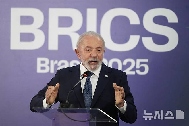 [리우데자네이루=AP/뉴시스] 7월 7일 브라질 리우데자네이루에서 열린 제17차 브릭스 정상회의 루이스 이나시우 룰라 다시우바 브라질 대통령이 연설하고 있다. 룰라 대통령은 도널드 트럼프 미국 대통령의 관세 정책을 정면으로 비판하며, 브릭스(BRICS) 국가 간 연대 강화를 강조했다. 2025.07.10
