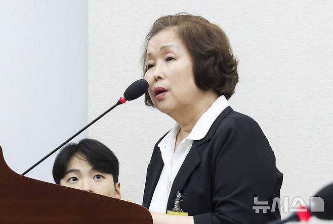 [서울=뉴시스] 고승민 기자 = 손효숙 리박스쿨 대표가 10일 서울 여의도 국회에서 리박스쿨 청문회 등을 안건으로 열린 교육위원회 전체회의에서 질문에 답하고 있다. 2025.07.10. kkssmm99@newsis.com