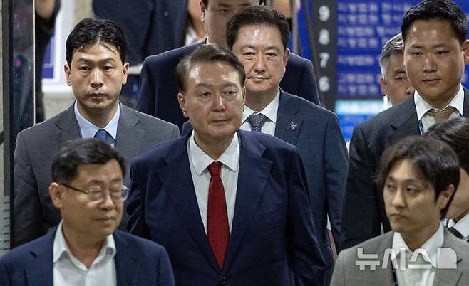 [서울=뉴시스] 사진공동취재단 = 윤석열 전 대통령이 지난 9일 서울 서초구 서울중앙지법에서 열린 직권남용 등 혐의 영장실질심사(구속 전 피의자 심문)를 마친 뒤 대기 장소인 서울구치소로 이동하기 위해 법원을 나서고 있다. 12·3 비상계엄 사태의 '정점'으로 조은석 특별검사가 이끄는 내란 특검팀에 구속영장이 청구된 윤 전 대통령은 지난 1월 18일 내란우두머리 등 혐의 영장실질심사를 받은 지 172일 만에 재구속 기로에 서게 됐다. 2025.07.09. photo@newsis.com