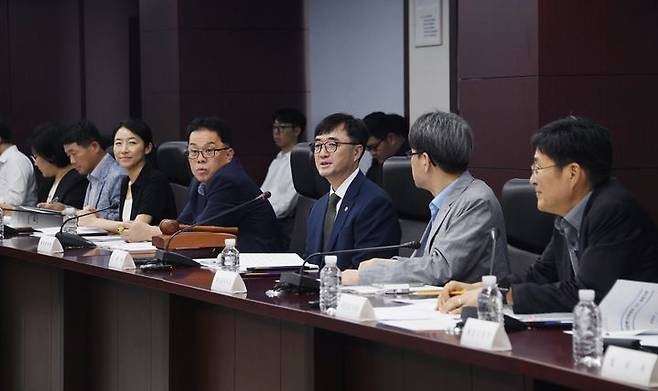 [서울=뉴시스] 임기근 기획재정부 차관이 10일 오전 서울 종로구 한국무역보험공사에서 2025년 제7차 재정사업평가위원회를 주재하고 있다. (사진=기획재정부 제공) 2025.07.10. photo@newsis.com *재판매 및 DB 금지
